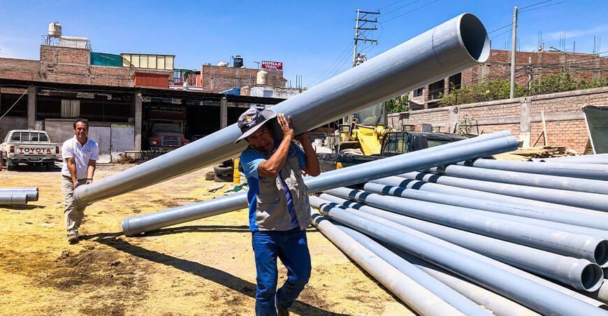 Entrega de tubos para atención de emergencias en zonas altas Arequipa Perú