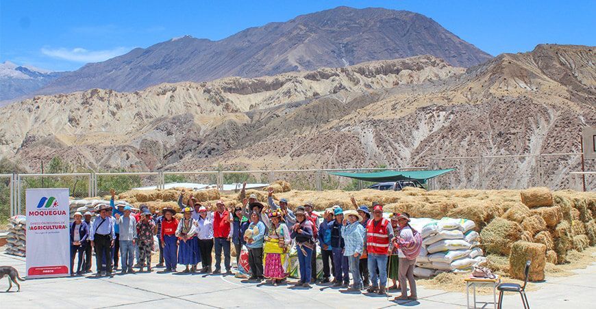 Productores de Quinistaquillas recibieron 40 toneladas de alimento para ganado Moquegua Perú