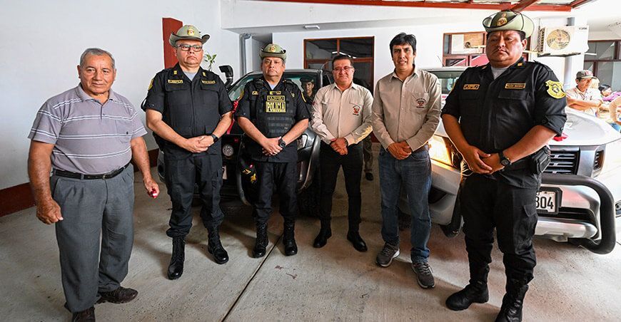 Minam entregó dos camionetas a la PNP para reforzar operativos contra la minería ilegal y firmó acuerdos de conservación con comunidades locales de Madre de Dios Perú