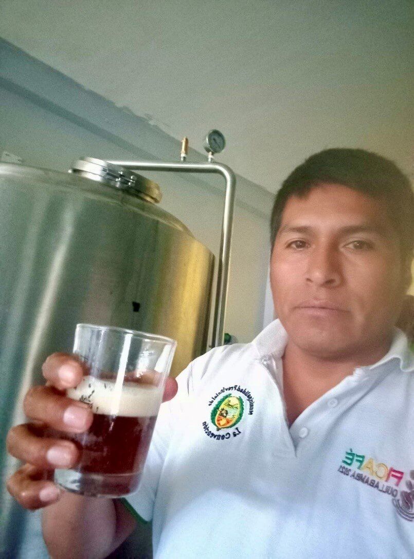 ¡Salud!: Yoni Toque Choque supervisa la producción del café cola, asegurando la calidad en cada lote.