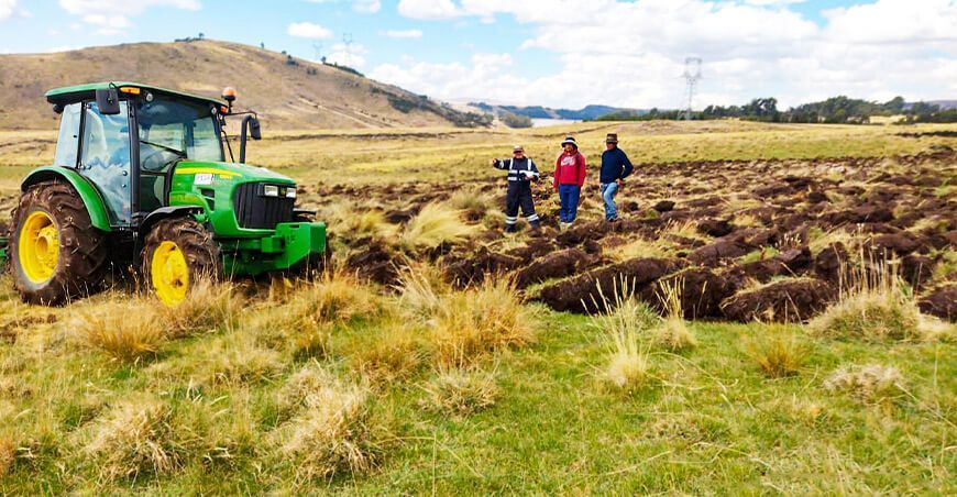 Preparan terreno para instalación de pastos en Pampamarca y Cuchoquesera Ayacucho Perú