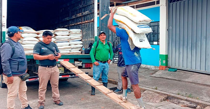 Devida entrega fertilizantes a productores de cacao en Ucayali Perú