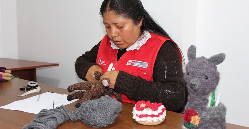 Artesanos textiles de Puno innovarán el mercado navideño con productos decorativos únicos
