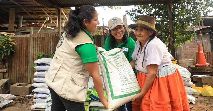 Devida entrega abono orgánico a productores de cacao Vraem Perú
