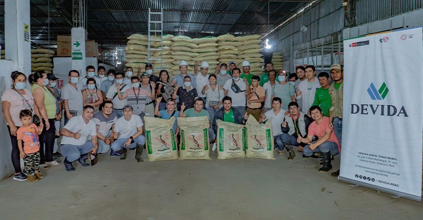Devida entrega más de 7300 sacos de guano de isla para cultivos en el Valle del Monzón Huánuco Perú