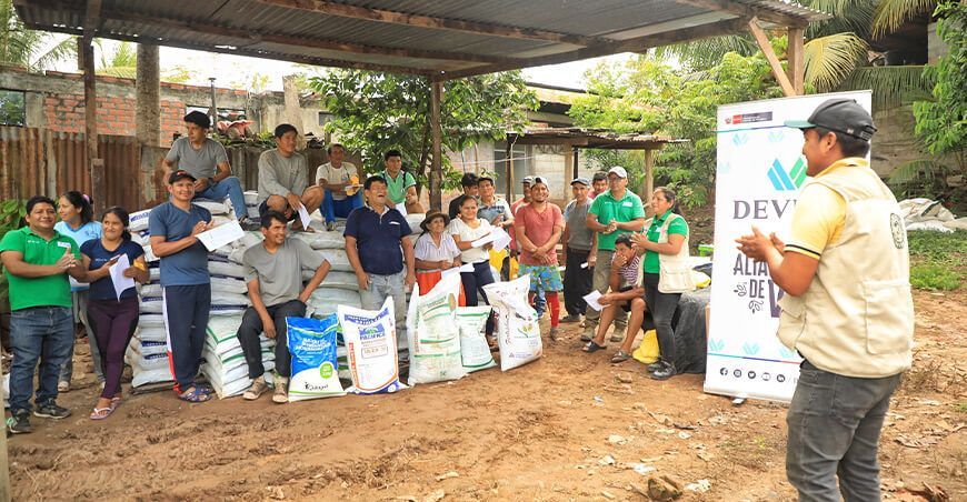Devida entrega abono orgánico a productores