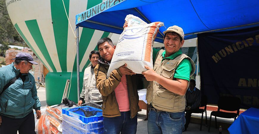 Devida Perú entregó 153 toneladas de alimento para fortalecer la piscicultura en Ayacucho y Junín