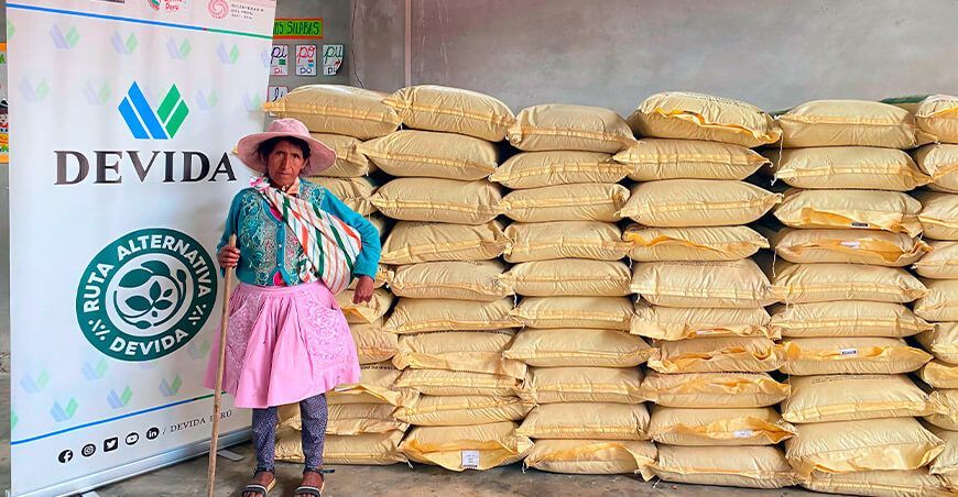 Devida entregó 3000 sacos de guano de isla para potenciar la producción de café Junín Perú