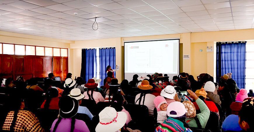 Artesanas se capacitaron en innovación tecnológica en procesos productivos textiles de Macari Puno Perú