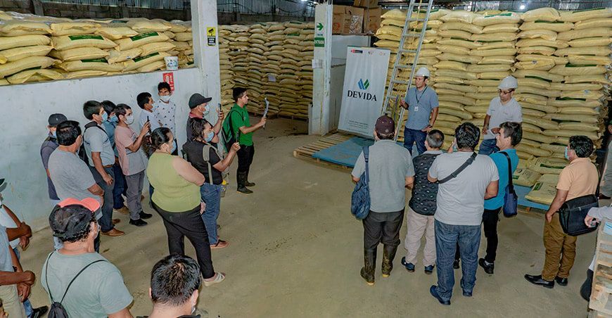 Devida entrega más de 7300 sacos de guano de isla para cultivos en el Valle del Monzón de Huánuco Perú 