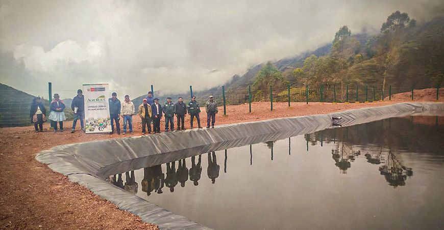 Actividades de siembra y cosecha de agua microrreservorio Perú
