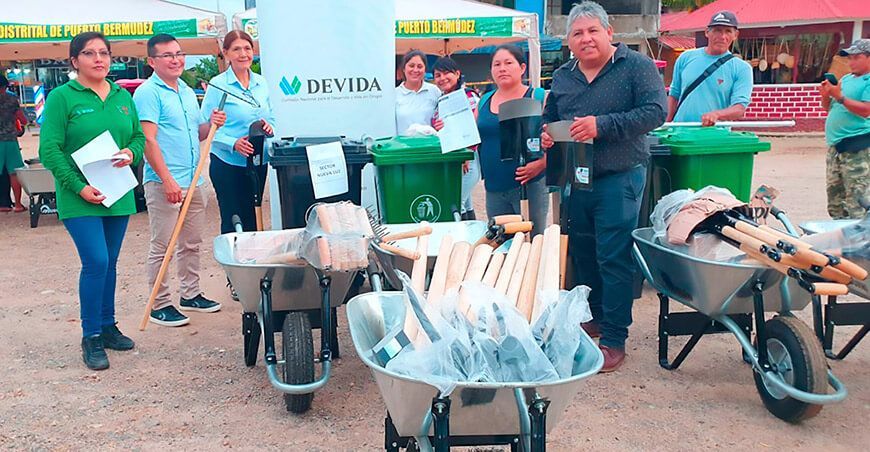 Devida impulsa desarrollo comunitario en Yuyapichis con entrega de kits de herramientas Huánuco Perú