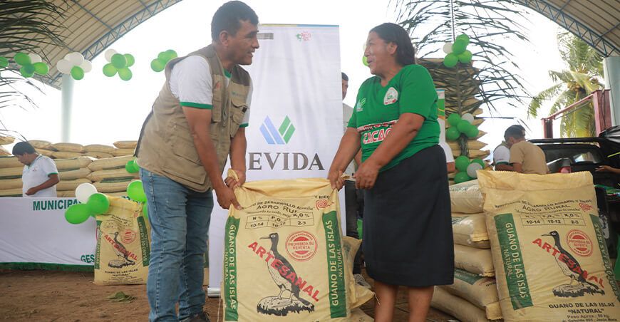 Devida entregó guano de isla a productores de Sivia Ayacucho Perú