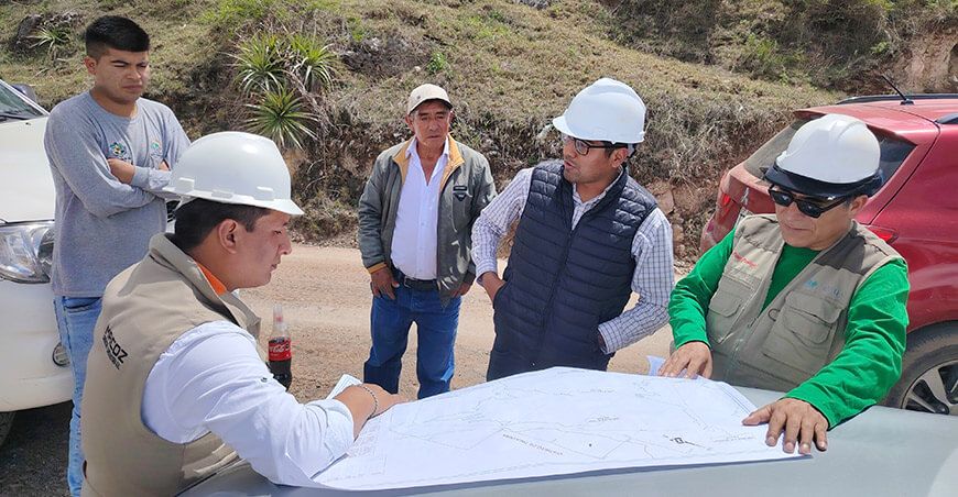 Devida supervisó mantenimiento de 21.6 km de camino vecinal en Ocobamba Apurímac Perú