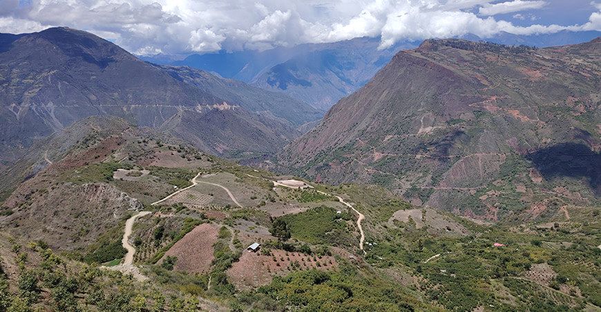 Devida supervisó mantenimiento de 21.6 km de camino vecinal en Ocobamba Apurímac Perú