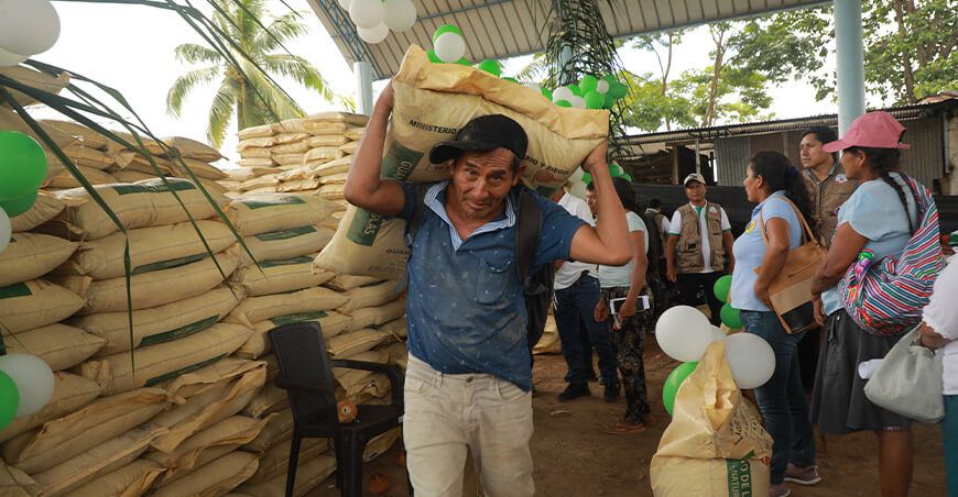 Devida entregó guano de isla  a productores de Sivia Ayacucho Perú