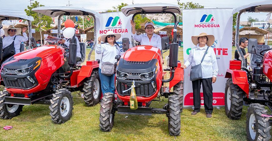 Entregan tractores agrícolas a la Asociación Redes Moquegua Hass Moquegua Perú