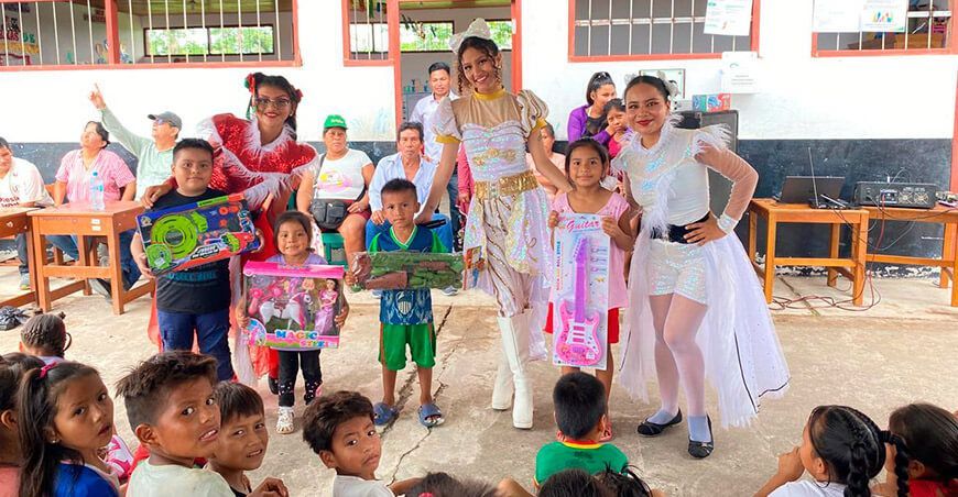 Ocho sur llevó espíritu navideño a más de 3500 niños de comunidades de Nueva Requena y Curimaná