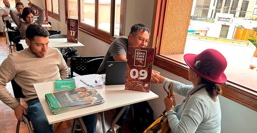 Cafetaleros asistidos por Devida rueda de negocio Expocafé
