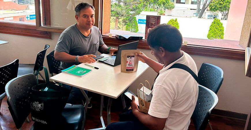 Cafetaleros asistidos por Devida rueda de negocio Expocafé