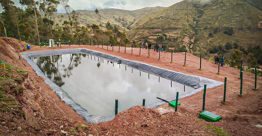 Actividades de siembra y cosecha de agua microrreservorio Perú