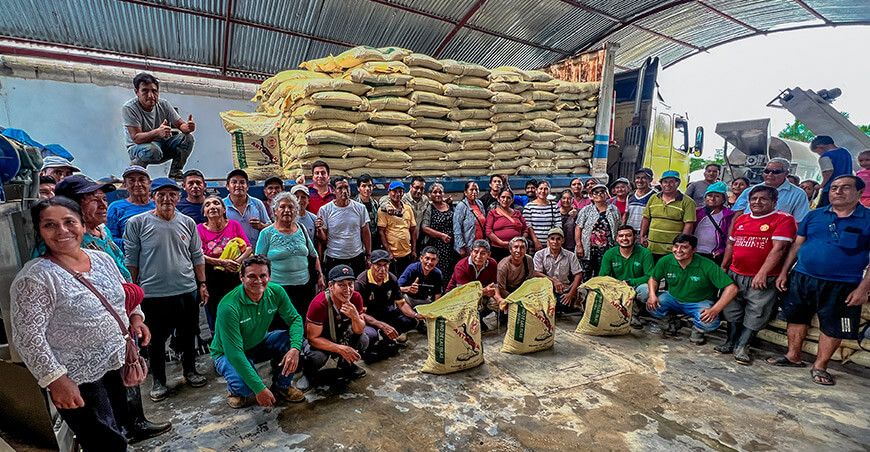 Devida Perú fortalece con entrega de guano de isla producción y venta de cacao productores de Huánuco