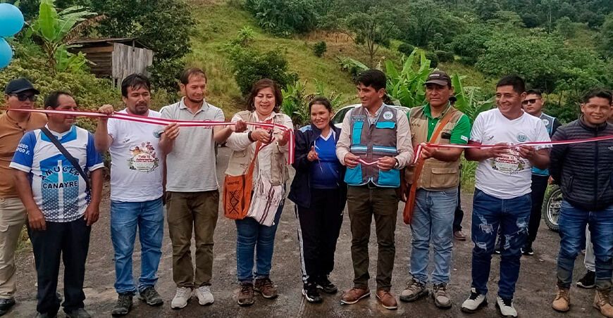 Devida inaugura mejora de 11 kilómetros de camino vecinal en Canayre Ayacucho Perú