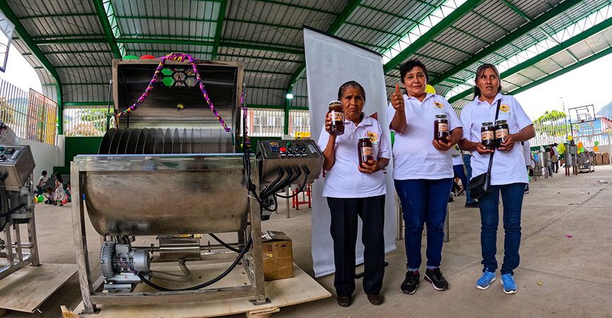 Procompite Cusco entrega bienes a productores de miel La Convención