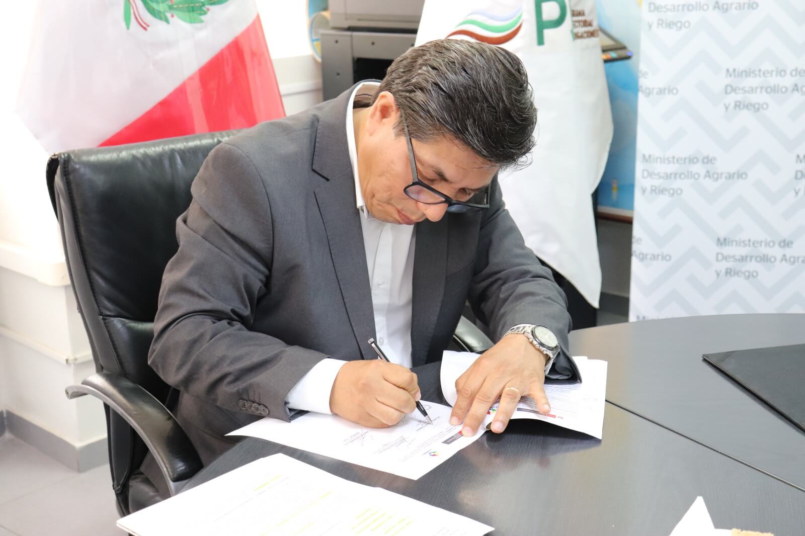 PSI firma convenio para construir presas y potenciar el agro Cajamarca Perú