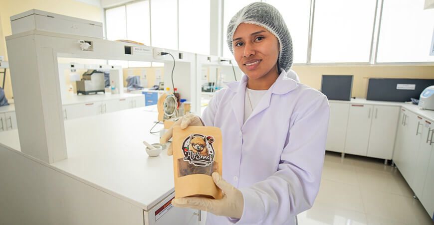 Brenda Silva Vera, universitaria cusqueña, creó un snack nutritivo Alp Snack: el innovador superalimento que une la carne de alpaca y el cacao chuncho