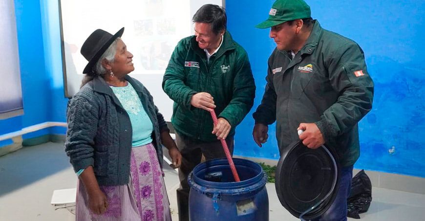 Capacitan a agricultores de Viñac en la preparación y uso de biol MIdagri Perú
