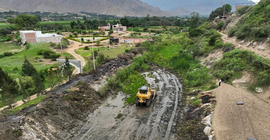 trabajos de limpieza y descolmatación en la quebrada Avendaño Laredo La Libertad Perú