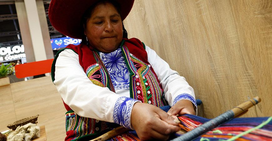 Artesanas peruanas exhiben la riqueza cultural del país en ITB Berlín 2025