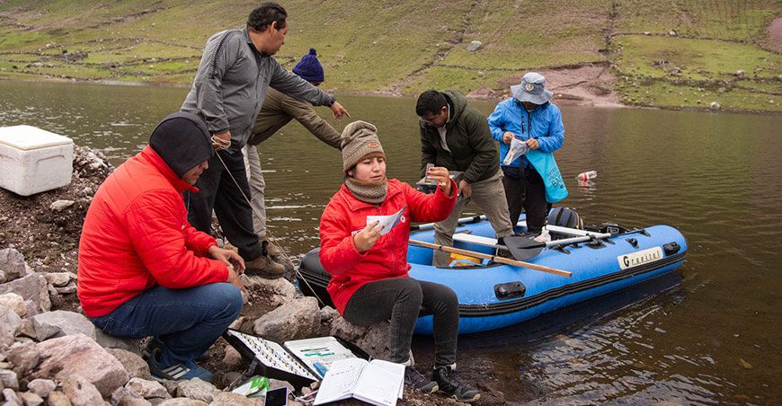 Evalúan crecimiento de alevinos de trucha en la represa Pallcca Ayacucho Perú