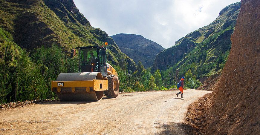 Devida mejora el acceso a mercados con el mantenimiento de 10.6 km de camino vecinal en Porvenir Apurímac
