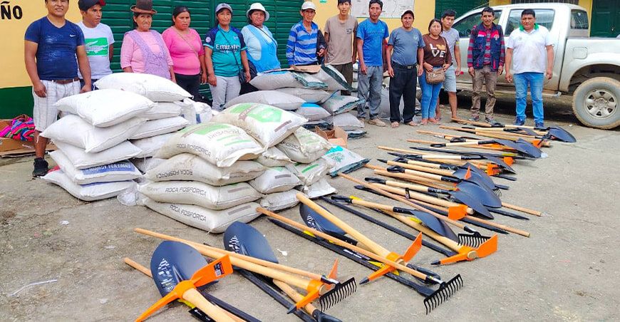Fortalecen 130 Escuelas de Campo de fruticultores con entrega de insumos y herramientas Puno Perú