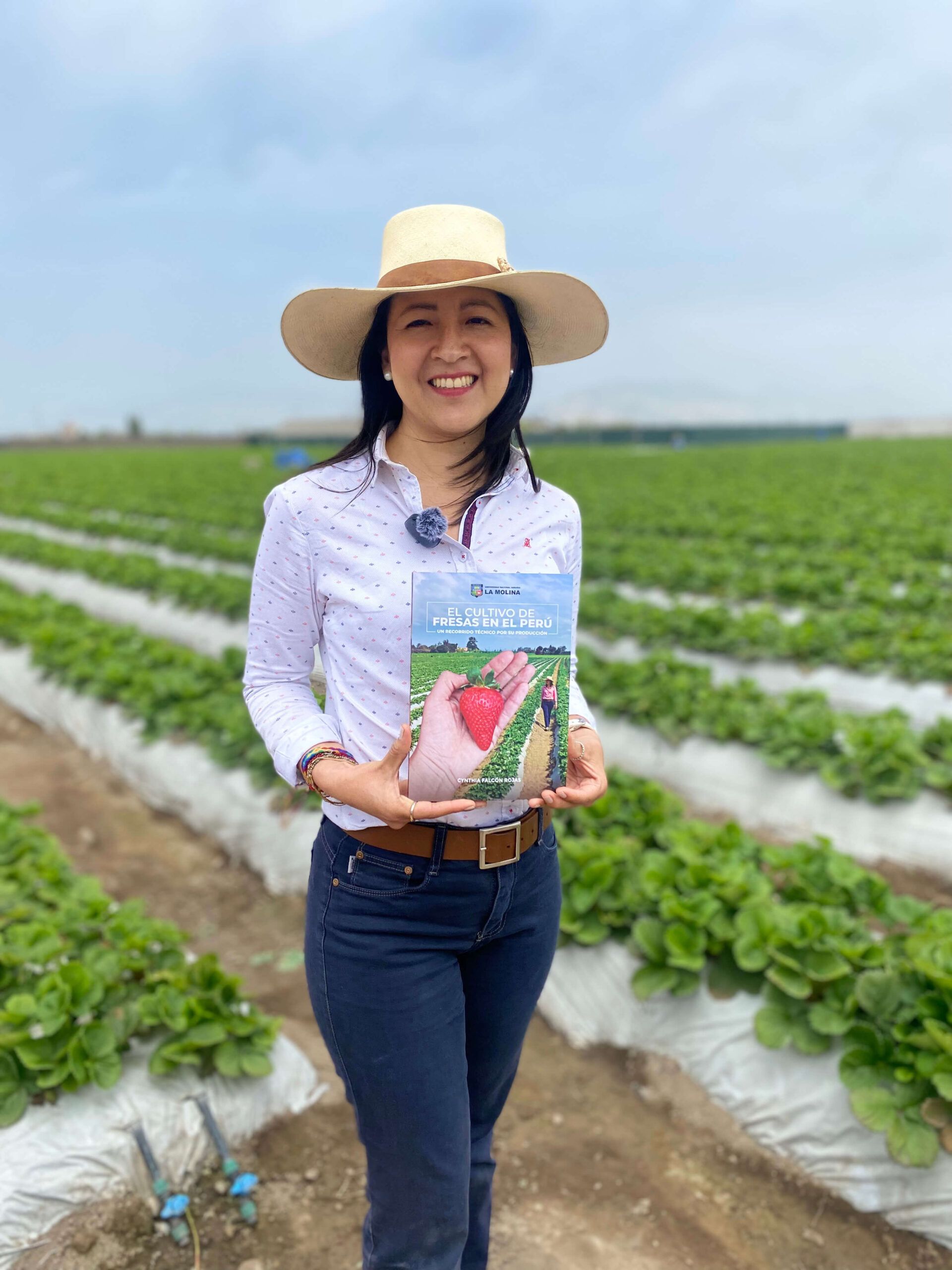 Ing. Cynthia Falcón Rojas, autora del libro “El cultivo de fresas en el Perú: un recorrido técnico por su producción”