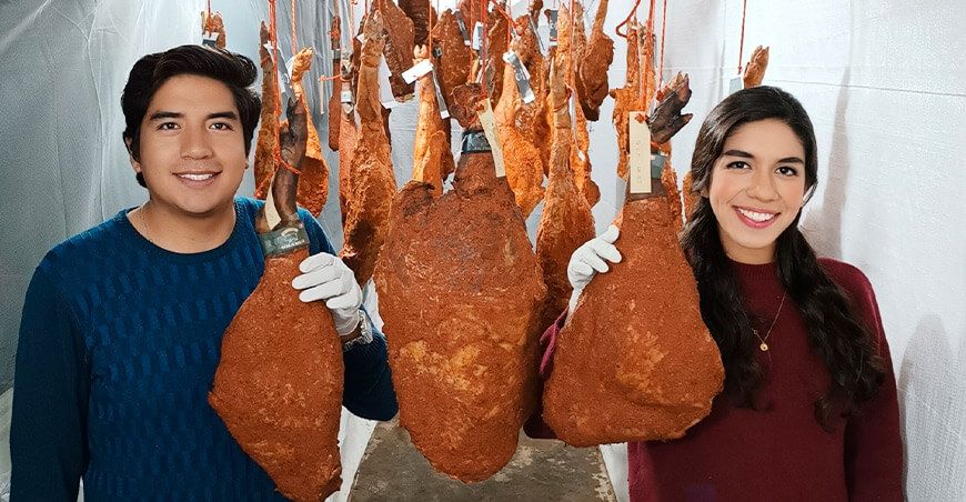 Rebanando el jamón serrano Granja Hogar SAC