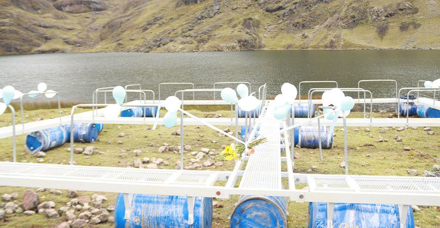 Instalan jaulas flotantes para la crianza de truchas en Paucartambo Pasco Perú