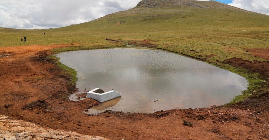 Sierra aAzul construcción qochas en zonas altoandinas Perú