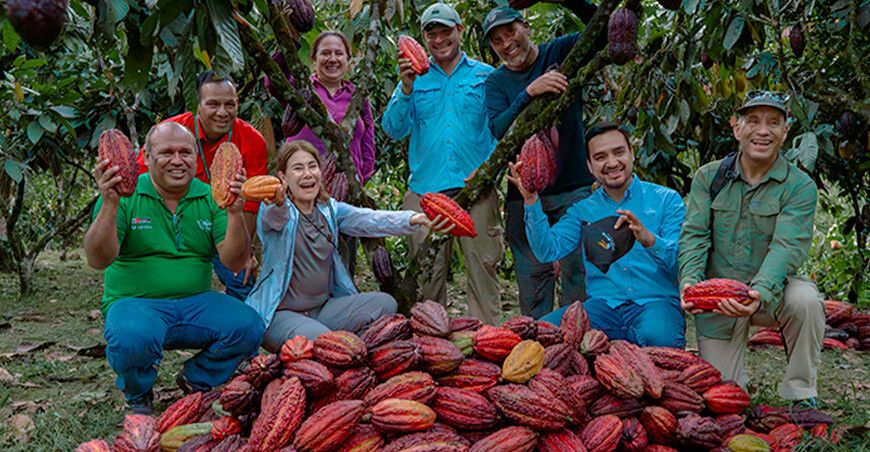 Representantes de la UNODC, la Unión Europea y la APCI recorrieron parcelas de cacao y zonas de producción apícola, entre otros espacios productivos del desarrollo alternativo en el Valle del Monzón de Huánuco Devida Perú