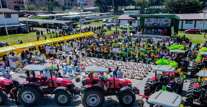 Entregaron tractores y equipos agrícolas a tres asociaciones de Andahuaylas Apurímac Perú