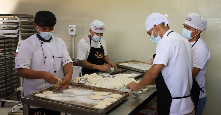 Internos del penal dan un paso firme hacia la reintegración laboral con formación en panadería Huánuco Perú