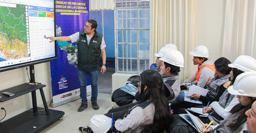 ANA capacita a universitarios en uso del Observatorio del Agua y cultura hídrica Huancavelica Perú
