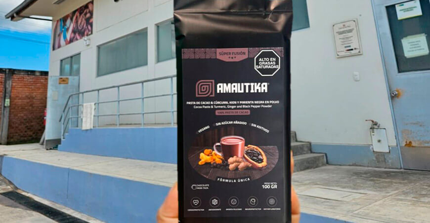 “Súper Fusión” de la marca AMAUTIKA, un chocolate para taza hecho con 100 % pasta de cacao, potenciado con cúrcuma, kion y pimienta negra en polvo Oxapampa Perú