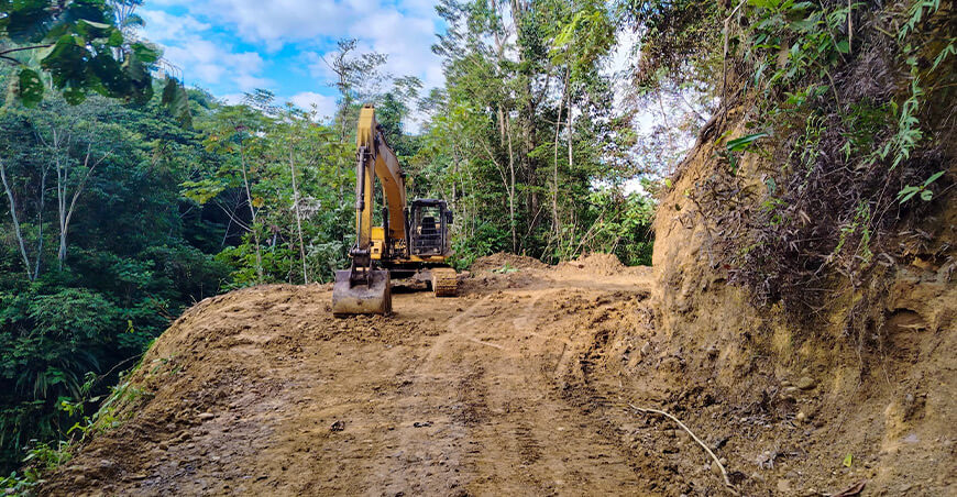 Avanzan mantenimiento de camino vecinal que beneficiará a 381 familias indígenas en Río Tambo Junín Devida Perú