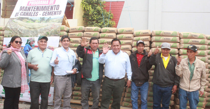 GORE Lima entrega cemento para mejorar canales riego