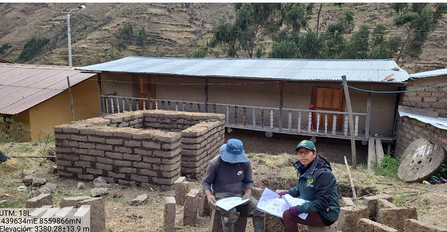 Construyen galpones para la crianza de cuyes y gallinas en Huancavelica