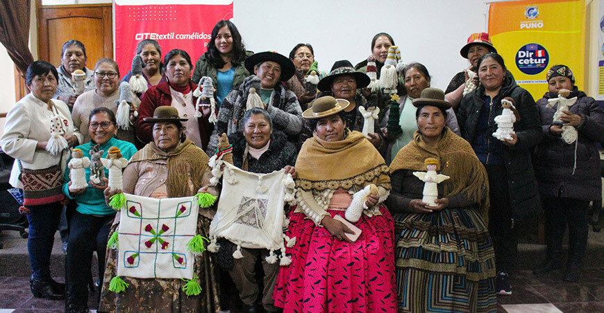 elaborar piezas decorativas con temática navideña, como cojines, lámparas, muñecos y arte mural con fibras de ovinos y alpacas ITP Puno Perú