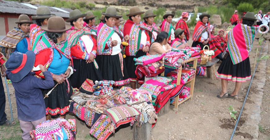 artesanos textiles comunidades rurales Perú